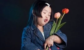 Bé gái 5 tuổi bị du khách kiện vì tội "bán dâm"