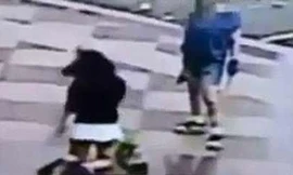 Trốn học, nữ sinh bị mẹ đánh tới tấp trước mặt nhiều người