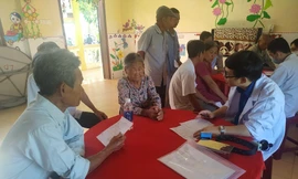 Các bác sĩ trẻ thăm khám sức khỏe cho người dân