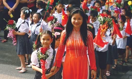 Giáo viên là nghề cao quý, và ở nhiều nơi, phụ cấp thâm niên đang được thầy cô chờ đợi. Ảnh: Hồng Vĩnh