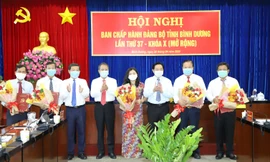 Lãnh đạo tỉnh Bình Dương trao quyết định và chúc mừng các cán bộ được chuẩn y, chỉ định chức vụ mới
