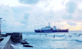 Tàu Cảnh sát biển 8001 làm nhiệm vụ tại khu vực đảo Trường Sa Lớn, quần đảo Trường Sa, tỉnh Khánh Hòa. (Ảnh: Lâm Khánh/TTXVN)