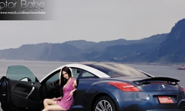 Mỹ nhân gợi cảm bên xế sang