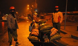 Mưu sinh trong đêm rét thấu xương ở Hà Nội