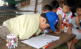 Giúp đang vẽ tranh bằng miệng