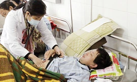 Bác sĩ đang khám cho bệnh nhân mắc bệnh giun xoắn. Ảnh: T.H