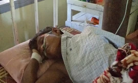 Một người bị thương trong cuộc bạo loạn tôn giáo tại một bệnh viện ở