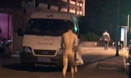 Kinh ngạc 15 nam thanh niên khỏa thân đi dạo