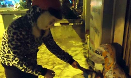 Bị người tình trẻ bỏ rơi, U.40 đóng giả gái 19 tuổi xin tiền