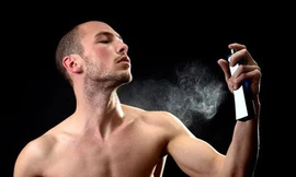 Nước hoa vào mắt, mũi, miệng có độc?