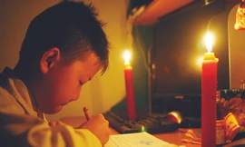 Những cảnh mất điện như thế này sẽ còn tái diễn dù giá điện liên tục tăng cao	Ảnh: Xuân Phú