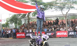 8x xinh tươi bốc đầu mô tô nhẹ như không tại Sài Gòn