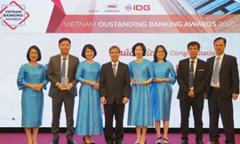 Lãnh đạo BIDV nhận giải Ngân hàng Bán lẻ Tiêu biểu 2020 và Ngân hàng Chuyển đổi số Tiêu biểu 2020 từ Hội đồng bình chọn