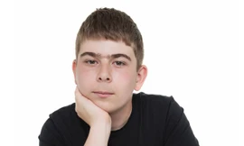 Cậu bé Wolf Cukier.