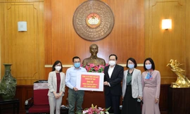 Ông Bảo Văn - Giám đốc Mạng lưới Chi nhánh Shinhan Finance trao tặng 200 triệu đồng tại Ủy ban Trung ương MTTQ Việt Nam ngày 03 tháng 4 năm 2020