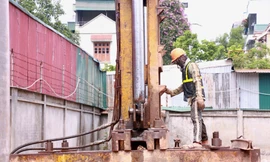 Dự án cao tốc kết hợp đường sắt đô thị V+: Vượt sự cố máy móc, tăng lượng cọc ép