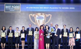 Bà Bùi Thị Hương – Giám đốc điều hành Khối Nhân sự, Hành chính & Đối ngoại Vinamilk nhận giải thưởng Nơi làm việc tốt nhất Việt Nam năm 2020