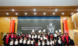 Sinh viên tốt nghiệp nhận bằng từ đại học top 1% thế giới