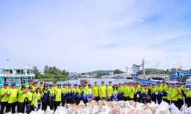 ACB tham gia dọn rác bãi biển trong ngày vì môi trường Phú Quốc 