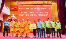 Mang đồng phục, đồ dùng học tập đến với học sinh vùng lũ