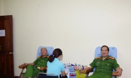 Đại tá Chữ Văn Dũng và Đại tá Lê Ngọc Phương, Phó Cục trưởng Cục Cảnh sát hình sự cùng tham gia hiến máu (bên phải).