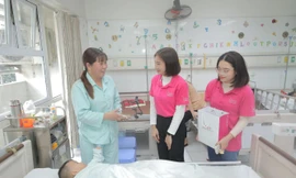 Đại sứ thiện nguyện giải chạy S-Race thăm các bệnh nhi cần phục hồi chức năng vận động