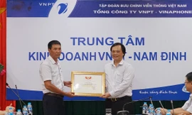 Ông Hoàng Minh Cường - Chủ tịch Công đoàn VinaPhone trao tặng giấy khen của Công đoàn VNPT cho anh Phạm Quang Thiện