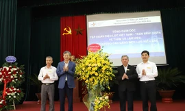 Tổng Giám đốc EVN tặng hoa chúc mừng các thầy, cô giáo trường Cao đẳng Điện lực miền Bắc nhân dịp kỷ niệm 38 năm ngày Nhà giáo Việt Nam