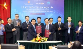 Đại diện Tổng cục Giáo dục nghề nghiệp và Tập đoàn Hoà Phát ký biên bản hợp tác trong đào tạo nhân lực ngành xây dựng.