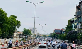 Hậu Covid: Phố xá tấp nập người, TTTM ùn ùn khách mua sắm