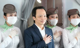 Chủ tịch Bamboo Airways xuất hiện tặng quà hành khách trước thềm Quốc khánh 2/9