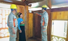 Nhân viên Điện lực Bá Thước hướng dẫn khách hàng sử dụng điện an toàn, tiết kiệm và hiệu quả 