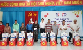 EVNSPC tặng quà cho hộ gia đình khó khăn, học sinh nghèo trước thềm năm mới