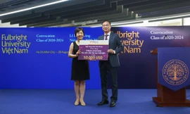 Ông Khúc Văn Họa, Phó Tổng giám đốc TPBank trao tặng học bổng cho trường Fulbright Việt Nam tại lễ khai giảng
