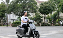 VinFast KlaraS hiện có giá bán lẻ 39,9 triệu đồng (chưa bao gồm pin), tương đương với một mẫu xe máy tay ga tầm trung.