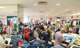 Người dân tấp nập đi "săn hàng” giá tốt tại Vincom Black Friday 2022