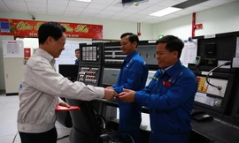 Phó Tổng Giám đốc Nguyễn Văn Hội thăm và chúc tết nhân sự vận hành tại Phòng Điều khiển trung tâm đêm giao thừa.