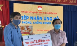 Đại diện lãnh đạo Đài PT-TH Quảng Nam trao tặng 12.000 sản phẩm Trà Thanh Nhiệt Dr Thanh cho lãnh đạo UBND thị xã Điện Bàn – Quảng Nam. 