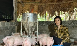 Nụ cười giản dị của người phụ nữ 'gánh cả bầu trời'