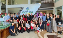 Đoàn sinh viên Trường Đại học Quản lý Singapore ngạc nhiên khi tham quan VWS