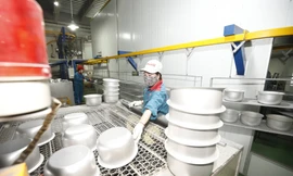 Công nhân Sunhouse sản xuất nồi cơm điện tại nhà máy ở Quốc Oai, Hà Nội