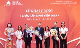 Sinh viên hạnh phúc nhận học bổng trong ngày khai giảng