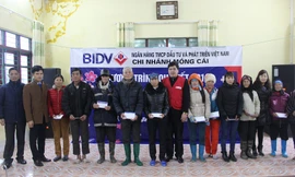 46 suất quà chăm lo Tết cho người nghèo xã Vĩnh Thực