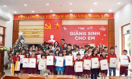 Giáng sinh sớm ở Trung tâm bảo trợ trẻ em tỉnh Quảng Ninh