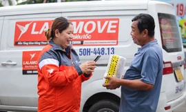 Nữ xế Lalamove sáng chăm trẻ, chiều 'chăm' hàng hóa đi vạn dặm
