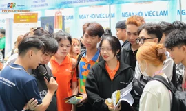 Sinh viên FPT Polytechnic 'săn việc' từ Cần Thơ đến TPHCM tại JobFair 2025