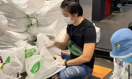 Sao Việt không ngại khó, cùng ‘siêu thị 0 đồng’ tiếp sức ‘vùng đỏ’