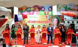 Rộn ràng mua sắm tại 'Lễ hội táo Pháp 2023'