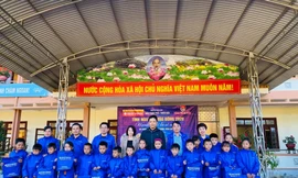 3.500 em học sinh nghèo Vùng cao được Sơn Nasun tặng áo ấm đến trường