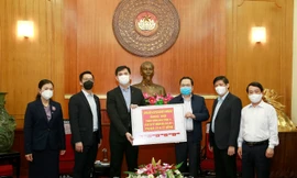 Đại diện CapitaLand Việt Nam trao chứng nhận tài trợ cho đại diện Ủy ban Trung ương Mặt trận Tổ quốc Việt Nam, Bộ Y tế vào ngày 7 tháng 4